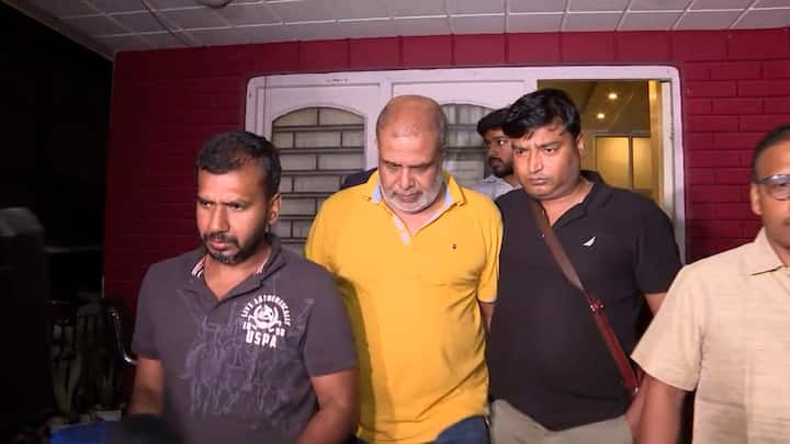 নিয়োগ দুর্নীতি মামলায় ইডির নজরে আরও এক রহস্যময়ী। ইডি সূত্রে দাবি, তল্লাশি অভিযানে যাওয়ার আগেই অয়ন শীলের মোবাইলে সতর্কবার্তা দিয়ে মেসেজ পাঠান  এক রহস্যময়ী।