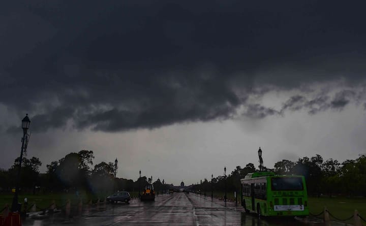 কলকাতা, হাওড়া, উত্তর ও দক্ষিণ ২৪ পরগনায় আগামী দু'ঘণ্টার মধ্যে বজ্রবিদ্যুৎসহ বৃষ্টি সঙ্গে ৩০ থেকে ৪০ কিলোমিটার ঝোড়ো হাওয়া বইতে পারে , সতর্কতা আলিপুর আবহাওয়া দপ্তরের।