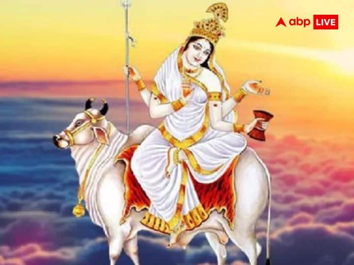 मां शैलपुत्री: मां दुर्गा का पहला रूप मां शैलपुत्री है. घटस्थापना या कलश स्थापना के साथ ही नवरात्रि के पहले दिन मां शैलपुत्री की पूजा होती है. इनका जन्म पर्वतराज हिमालय की कन्या के रूप में हुआ था. 22 मार्च को नवरात्रि के पहले दिन मां शैलपुत्री की पूजा की जाएगी.