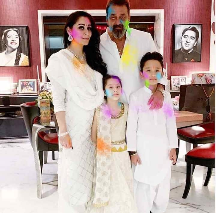 ये घर का डायनिंग एरिया है. जहां पर दीवार से मैचिंग का टेबल और चेयर लगाई गई है.