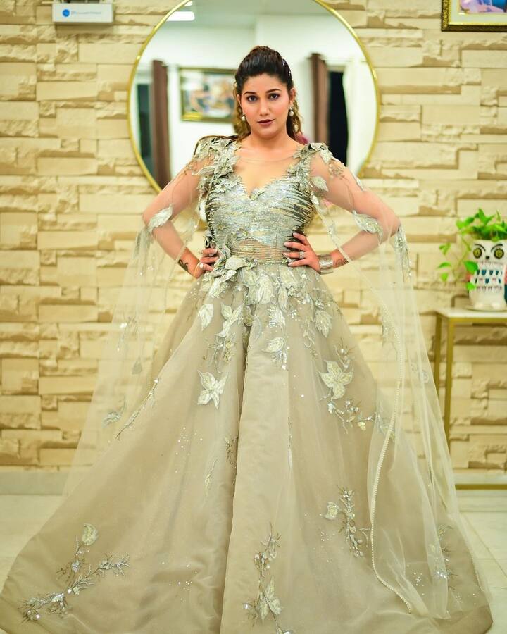 सपना चौधरी हरियाणवी इंडस्ट्री का एक बहुत बड़ा नाम हैं. सिर्फ हरियाणा में ही नहीं इन्होंने ने अपने डांस से हर जगह अपनी अलग पहचान बनाई है. सपना biggboss का भी हिस्सा रह चुकी हैं. फैन्स सपना की खूबसूरती के साथ ही उनके डांस और गानों के भी दीवाने हैं. देशभर में मशहूर सपना की नेटवर्थ की बात करें तो देसी क्वीन पूरे 50 करोड़ रुपये के आसपास की संपत्ति की मालकिन हैं. सपना सोशल मीडिया पर भी काफी एक्टिव रहती हैं. उनके इंस्टाग्राम पर 5 मिलियन से भी ज्यादा फॉलोअर्स हैं.