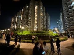 Earthquake In Delhi: दिल्ली-एनसीआर में भूकंप के तेज झटके के बाद घरों से बाहर निकले लोग, देखें तस्वीरें