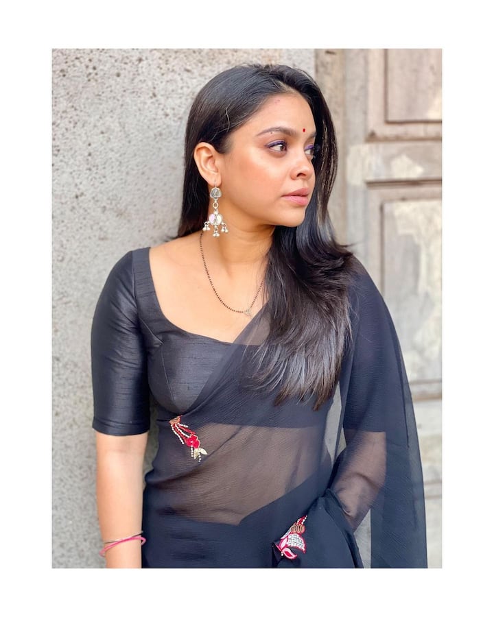 सुमोना के चाहने वालों की कमी नहीं है. एक्ट्रेस को इंस्टाग्राम अकाउंट पर 1.2 मिलियन लोग फॉलो करते हैं. वह ‘द कपिल शर्मा शो’ में होस्ट कपिल शर्मा की ऑन-स्क्रीन वाइफ के रूप में काफी पसंद की जाती हैं.