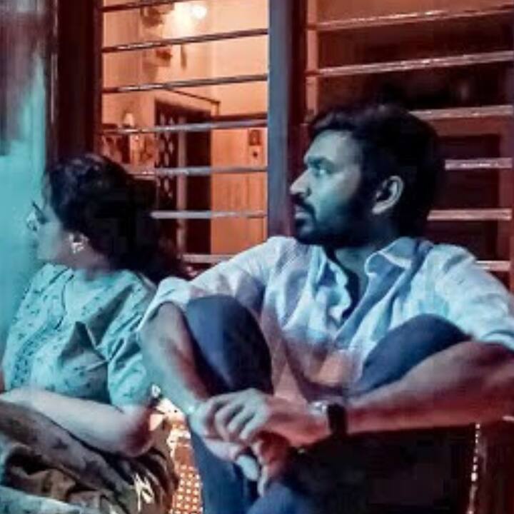 “பெண்ணே எனக்கு உன் மேல ஆச..அத நான் எப்படி உன் கிட்ட பேச..எக்ஸ்ட்ராவா மொளைக்கிது மீச..நம்ப கல்யாணத்தன்னிக்கே பூச..” திருச்சிற்றம்பலம் படத்தில் பழம் தனது காதலை இந்த கவிதை மூலமாகத்தான் தெரிவிப்பார்