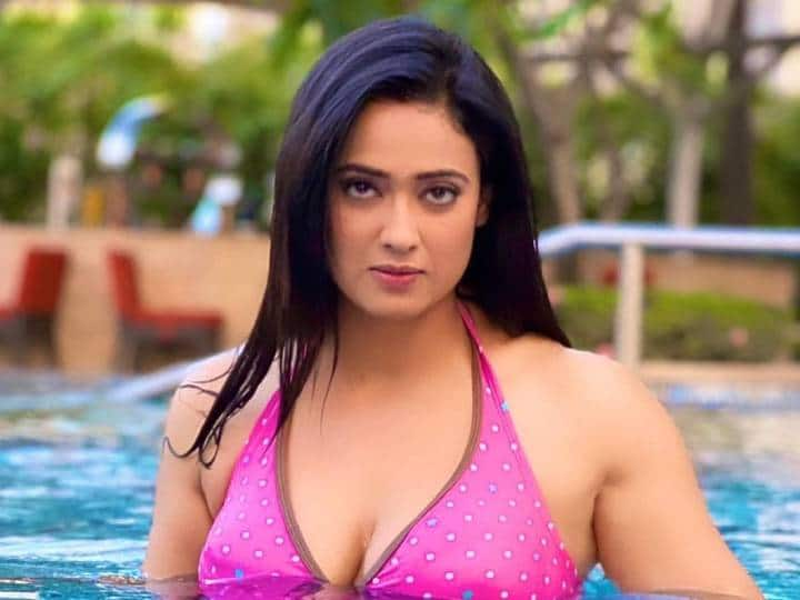 Shweta Tiwari Latest Photos: टीवी एक्ट्रेस श्वेता तिवारी की सोशल मीडिया पर ग्लैमरस तस्वीरें वायरल हो रही हैं. फोटोज में एक्ट्रेस स्विमिंग पूल में अपने किलर लुक से फैंस को दीवाना बना रही हैं.