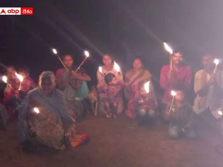 Anakapalle Tribal protest for Electricity to Nili bandha village DNN Anakapalli Tribals: సాయంత్రం అయితే అంధకారమే - విశాఖ ఏజెన్సీలో గిరిజనుల దీన గాథ