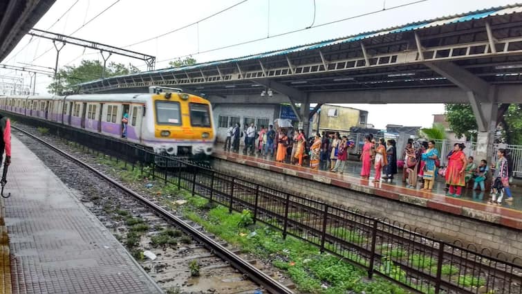 maharashtra Mumbai Local Train Update  Unseasonal rain in Mumbai disrupts Mumbai local train services on all three routes Mumbai Local Train: मुंबईत अवकाळी पावसामुळे  तिन्ही मार्गावरील रेल्वेसेवा विस्कळीत; ट्रेनची वाहतूक अर्धा तास उशीराने, कामावर जाणाऱ्या प्रवाशांचे हाल