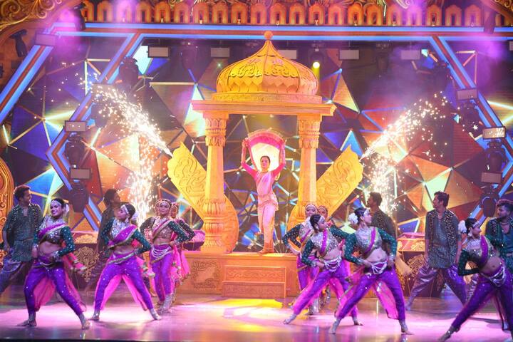 विशेष म्हणजे ही लावणी तिने वन टेक मध्ये केली आहे, सोबतच ती निलेश साबळे आणि अवधूत गुप्ते यांच्यासोबत काही मराठी किस्से देखील शेअर करताना दिसेल.