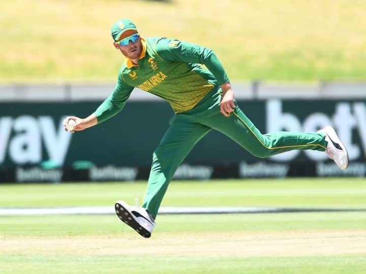 साउथ अफ्रीका के डेविड मिलर दुनिया के सबसे खतरनाक बल्लेबाजों में से एक हैं. वह टीम में फिनिशर की हैसियत से खेलते हैं. उन्होंने दक्षिण अफ्रीका को कई हारे हुए मैच जिताए हैं. मिलर कई साल से साउथ अफ्रीका की व्हाइट बॉल टीम का नियमित हिस्सा हैं. वह तेज-तर्रार बैटिंग करने के लिए जाने जाते हैं.