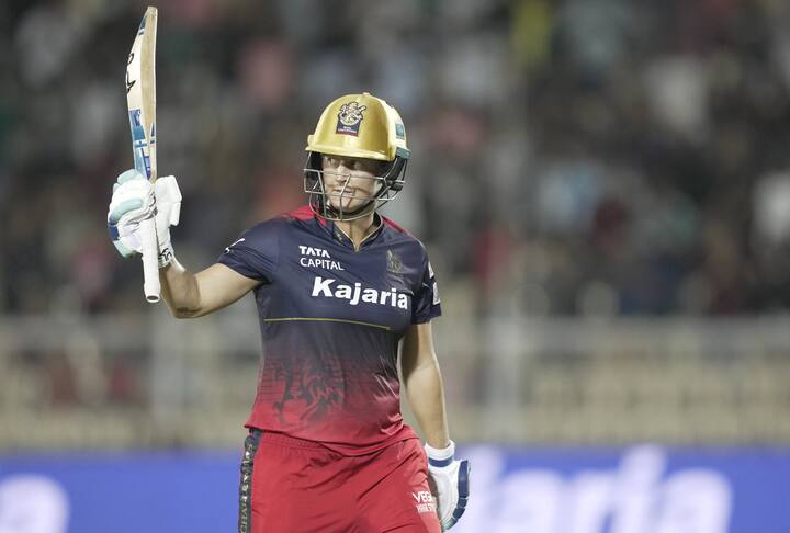 इसके बाद क्रिकेट की तरफ जब सोफी की दिलचस्पी अधिक बढ़ी तो उन्होंने एक क्रिकेटर बनने का फैसला किया और न्यूजीलैंड महिला क्रिकेट टीम में जगह भी बनाई. हॉकी खिलाड़ी होने की वजह से बल्लेबाजी के दौरान सोफी के शॉट्स में भी काफी ताकत दिखाई देती है और इसी कारण वह बड़े-बड़े शॉट काफी आसानी से खेलते हुए दिखाई देती हैं.