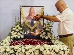 'सतीश कौशिक की मौत पर अब अफवाहें बंद करें',  प्रेयर मीट में हाथ जोड़कर अनुपम खेर ने की गुजारिश