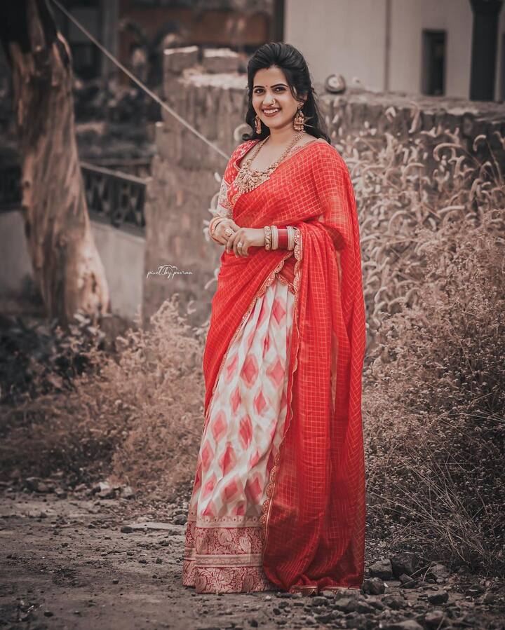 తాజాగా ఈ ముద్దుగుమ్మ పోస్టు చేసిన చీర ఫోటోలు నెట్టింట్లో బాగా వైరల్ అవుతున్నాయి. .Photo Credit: sravanthi_chokarapu/ instagram