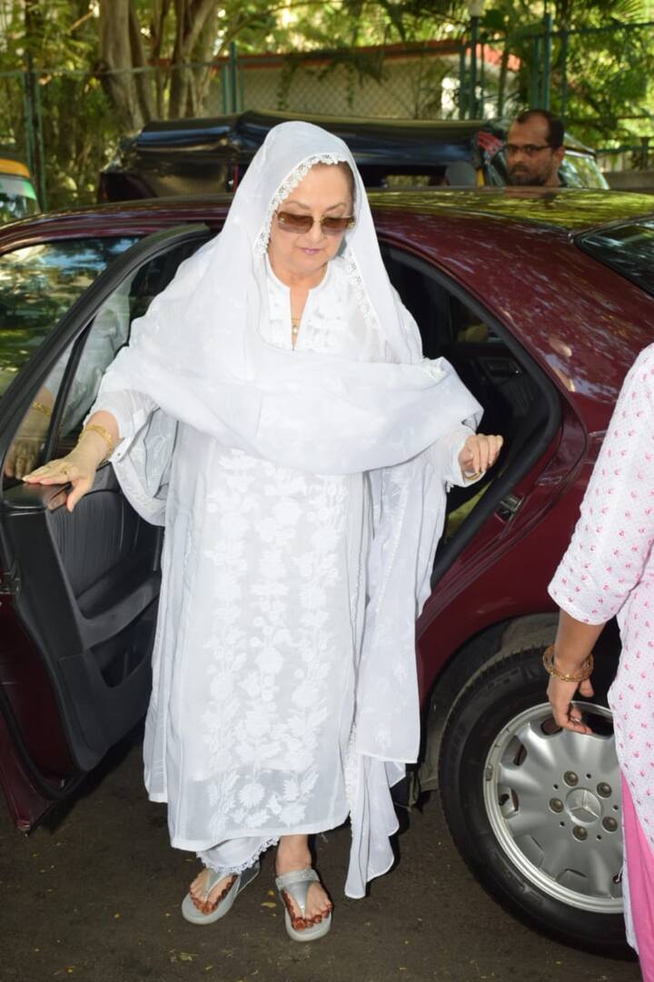 सायरा की ये तस्वीरें गाड़ी से उतरते वक्त सामने आई हैं. जिसमें वो व्हाइट कलर के सिंपल सूट में नजर आईं