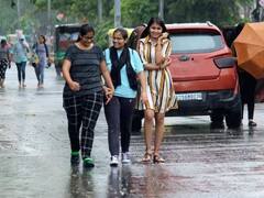 Delhi: बारिश के बाद 2 डिग्री से ज्यादा गिरा तापमान, ठंड का अहसास होने पर लोगों ने निकाले गर्म कपड़े 