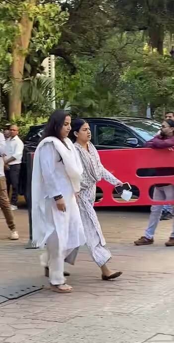 ਇਸ ਦੇ ਨਾਲ ਹੀ ਬਾਲੀਵੁੱਡ ਅਭਿਨੇਤਰੀ ਵਿਦਿਆ ਬਾਲਨ ਨੇ ਵੀ ਪ੍ਰਾਰਥਨਾ ਸਭਾ 'ਚ ਪਹੁੰਚ ਕੇ ਸਤੀਸ਼ ਕੌਸ਼ਿਕ ਨੂੰ ਸ਼ਰਧਾਂਜਲੀ ਦਿੱਤੀ।