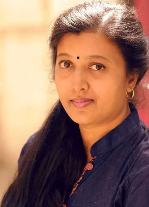 காதலி உடனான  உரையாடல் சலிக்காது என்பதை விவரிக்கும் வரிகள் 'உலகத்தின் கடைசி நாள் இன்றுதானா என்பது போல் பேசிப்பேசித் தீர்த்த பின்னும் ஏதோ ஒன்று குறையுதே '