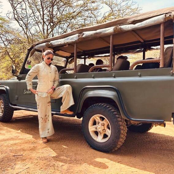 जंगल सफारी में Kareena Kapoor ने ली शेर संग सेल्फी, Saif Ali Khan और बेटों के साथ इस अंदाज में अफ्रीका में कर रही इंजॉय