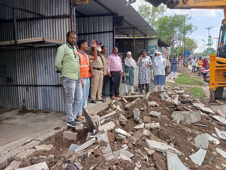 शहरातील एन-08 परिसरातील मुख्य रस्त्यालगत एकूण 06 शेड काढून तीन दुकाने निष्कशीत करण्यात आली आहे.