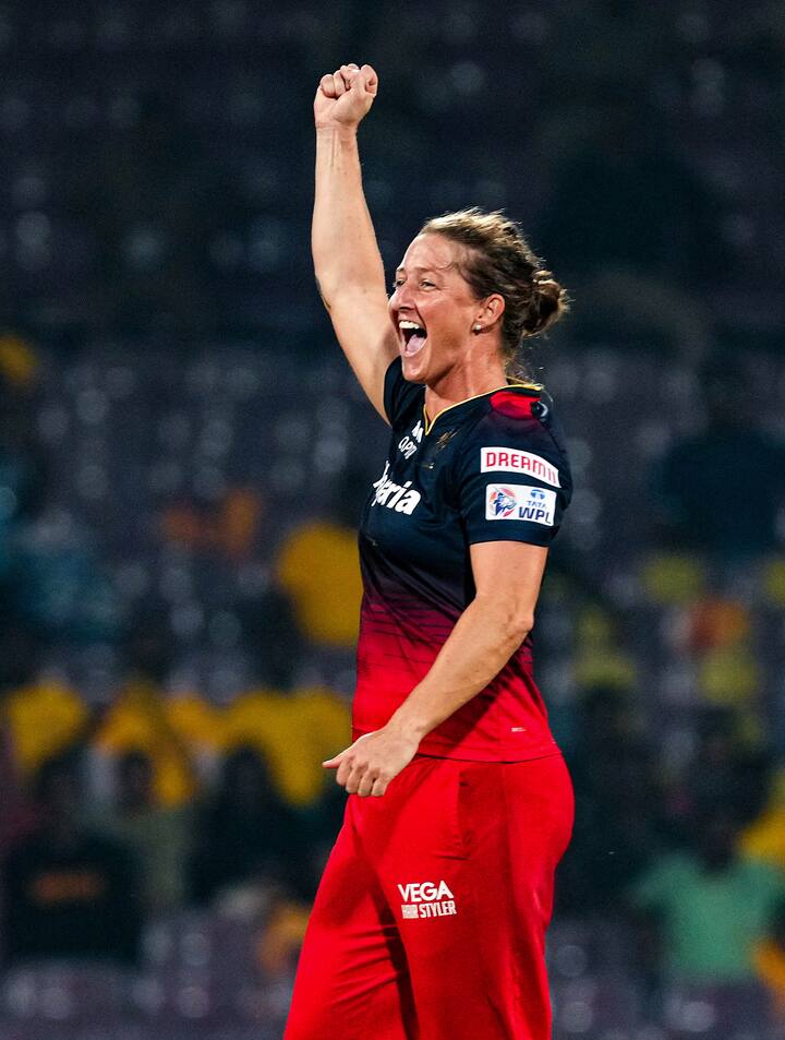 महिला टी20 क्रिकेट में सोफी के नाम पर ही सबसे तेज शतक लगाने का रिकॉर्ड भी दर्ज है, जिसमें सोफी ने न्यूजीलैंड के घरेलू टी20 टूर्नामेंट सुपर स्मैश में सिर्फ 36 गेंदों में शतक लगा दिया था. WPL के पहले सीजन में सोफी के बल्ले से 2 अर्धशतकीय पारियां देखने को मिली हैं.