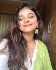 PICS: ‘गदर 2’ के डायरेक्टर की बेटी खूबसूरती में ‘सकीना’ को भी देती हैं मात! लाइमलाइट से दूर करती हैं ये काम