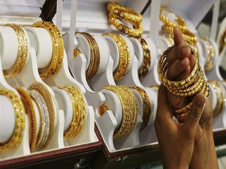 Gold Rate Today Gold price falls by Rs 500 on the occasion of Gudi Padwa 10 gram gold price in Jalgaon including GST is Rs 61500 Gold Rate Today : गुढीपाडव्याच्या मुहूर्तावर सोन्याच्या दरात 500 रुपयांची घसरण, जळगावात जीएसटीसह भाव किती?
