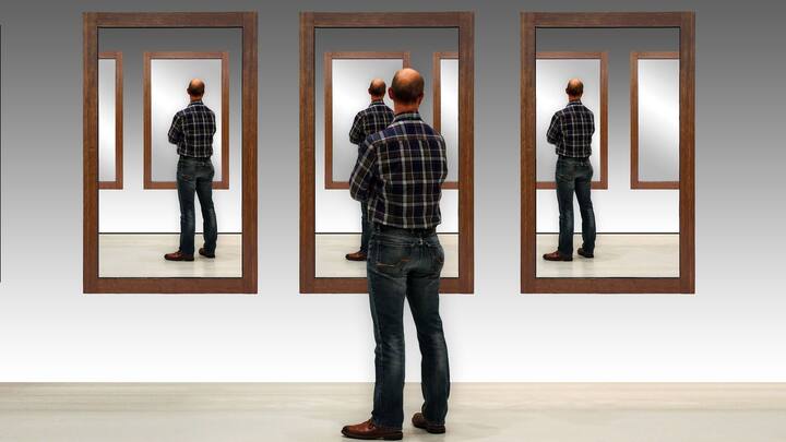 ঘরে আয়না বসানোর সময়ও বাস্তু সংক্রান্ত কিছু বিষয় মাথায় রাখা উচিত। আয়না শুধু আপনার মুখ দেখতেই কার্যকর নয়, এটি বাস্তু অনুসারে রাখলে ভাগ্যের দরজাও খুলে যায়।