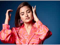 చిరునవ్వుతో కుర్రాళ్ల మనసుకు గాలం వేస్తున్న సిరి