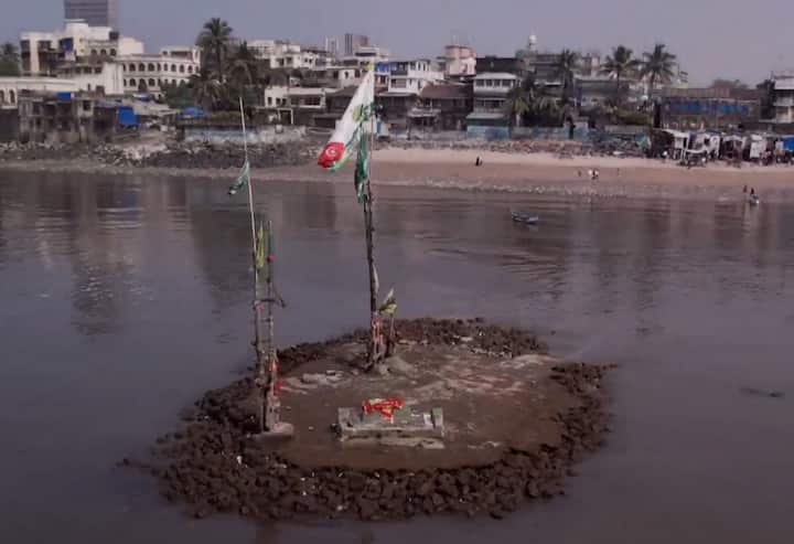 मागील दोन वर्षात हा दर्गा उभारण्यात आला असल्याचे राज ठाकरे यांनी म्हटले.