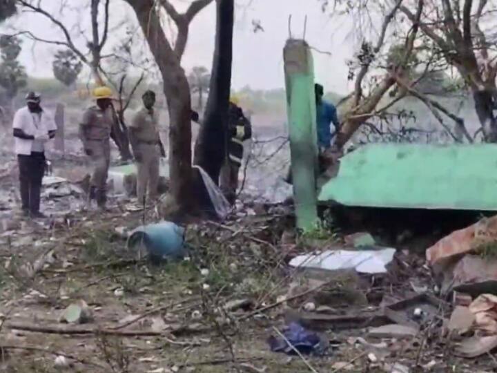 Kancheepuram Firecracker Explosion: तमिलनाडु के कांचीपुरम में पटाखा फैक्ट्री में धमाका, 8 लोगों की हुई मौत Tamil Nadu Kancheepuram firecracker explosion Blast in warehouse in Kuruvimalai village Kancheepuram Firecracker Explosion: तमिलनाडु के कांचीपुरम में पटाखा फैक्ट्री में धमाका, 8 लोगों की हुई मौत