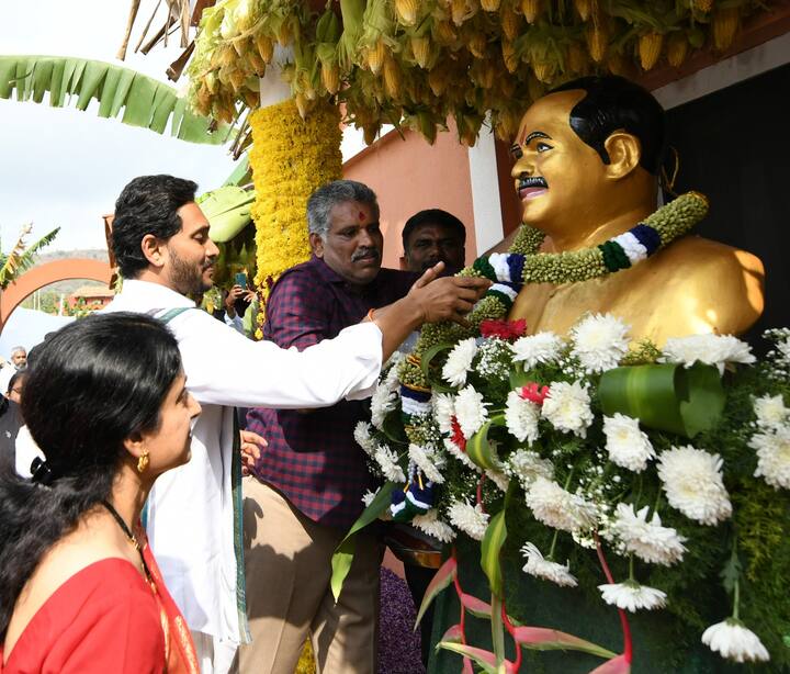 దివంగత నేత రాజశేఖర్ రెడ్డికి నివాళులర్పిస్తున్న జగన్ దంపతులు