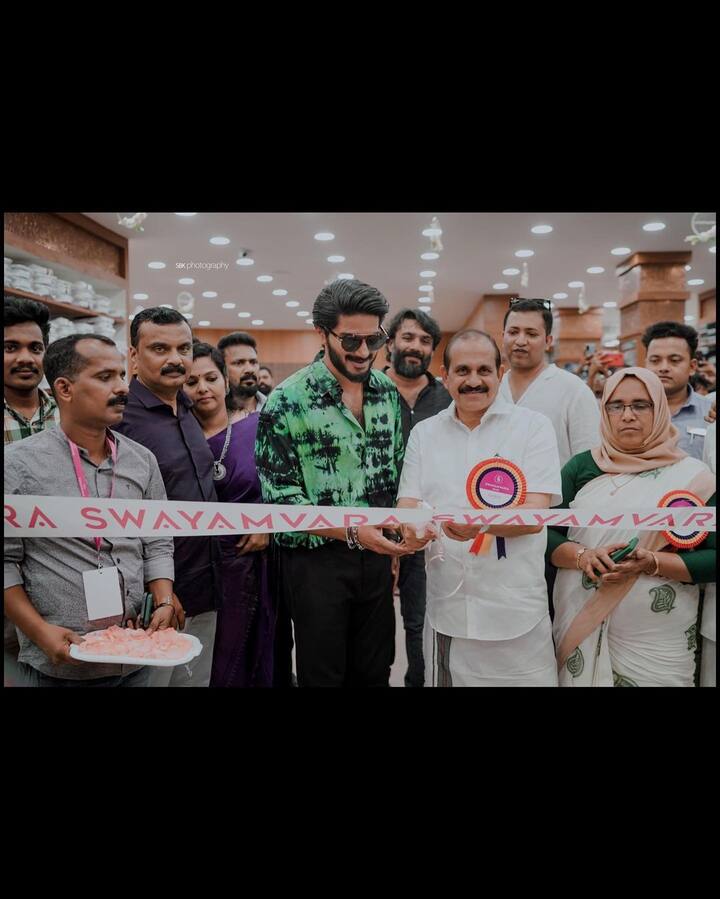 கேரளாவில் உள்ள ஜவுளி கடையை திறந்து வைத்த துல்கர் சல்மான்.