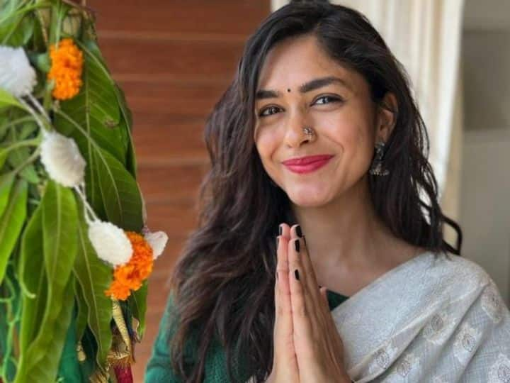 Celebs On Gudi Padwa: देशभर में गुड़ी पड़वा का जश्न बड़े ही धूमधाम मनाया जा रहा है. इस बीच बॉलीवुड के सेलेब्स ने खास फेस्टिवल को सेलिब्रेट कर तस्वीरों को सोशल मीडिया पर शेयर किया है.