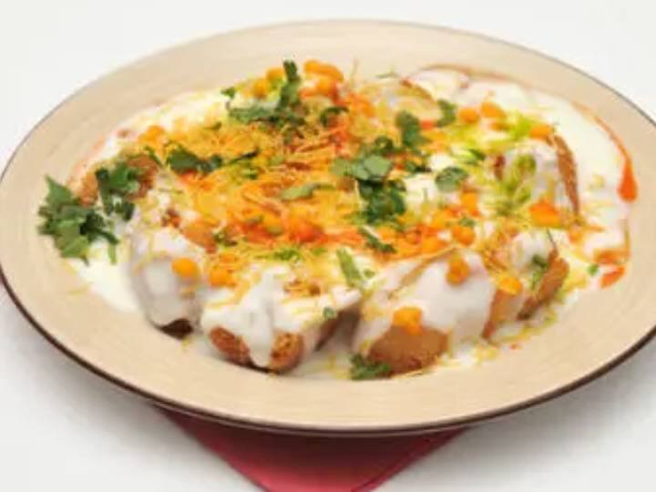 इस स्वादिष्ट चाट रेसिपी को बनाने के लिए सबसे पहले इडली को क्यूब्स में काट लें. इसके बाद चावल पाउडर, मिर्च पाउडर, हींग पाउडर, नमक और पानी को मिलाकर एक पतला बैटर बनाएं. इसके बाद मध्यम आंच पर एक पैन में नारियल का तेल गर्म करें. तेल के अच्छे से गरम होने पर इन इडली क्यूब्स को घोल में डिप करके गोल्डन ब्राउन होने तक तल लीजिए. एक बार इडली बन जाने के बाद उन्हें एक तरफ रख दें.अब नारियल-धनिया की चिकनी चटनी बनाने के लिए कद्दूकस किया हुआ नारियल, हरी मिर्च, अदरक, हरा धनिया और नमक को एक साथ पीस लें. फिर, एक  गाढ़े दही को फेंटें. इसमें 2 बड़े चम्मच धनिया की चटनी डालें और अच्छी तरह मिलाएं. अंत में स्वादानुसार नमक मिला लें.