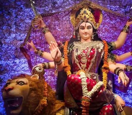કલશની સ્થાપના કર્યા પછી, તેને 9 દિવસ સુધી બિલકુલ ખસેડશો નહીં. સ્થાપન પછી કલશની જગ્યા બદલવી જોઈએ નહીં. કલશને ક્યારેય ખોટી દિશામાં ન લગાવો.