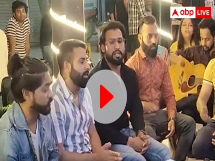 Hanuman Chalisa is chanted by youths outside a cafe in Gurugram every Tuesday Video Viral Watch: गुरुग्राम में कैफे के बाहर युवाओं ने किया हनुमान चालीसा का पाठ, वायरल हो रहा है वीडियो