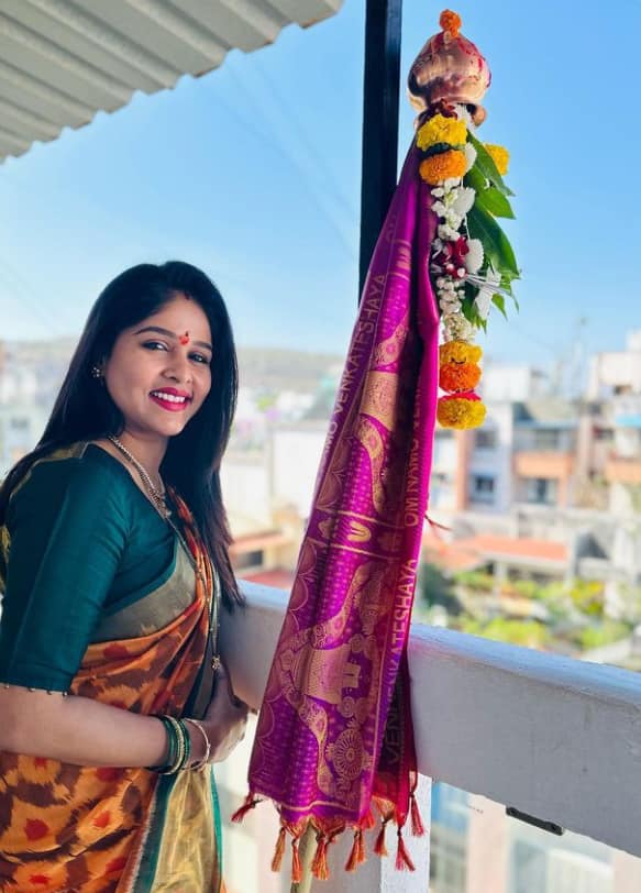 अक्षया-हार्दिकने पुण्यातील राहत्या घरी गुढी उभारली आहे.