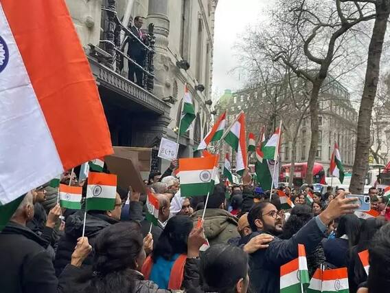 लंदन में लहराया तिरंगा: खालिस्तानियों के हमले के बाद सड़कों पर भारतीयों ने यूं कराया एकजुटता का अहसास, गूंजा 'जय हो' लंदन में लहराया तिरंगा: खालिस्तानियों के हमले के बाद सड़कों पर भारतीयों ने यूं कराया एकजुटता का अहसास, गूंजा 'जय हो'