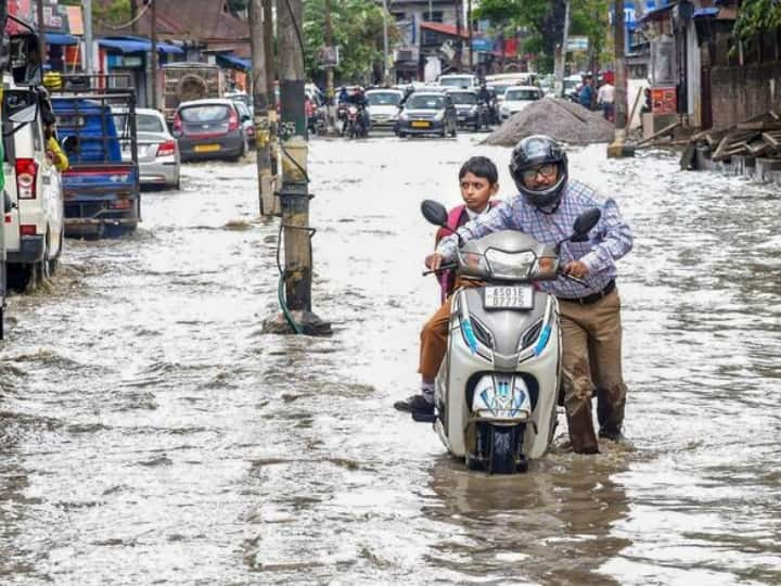 Weather Updates: भारत में पिछले तीन दिनों राजधानी समेत उत्तर भारत के कई हिस्सों में बारिश हो रही है, जिसकी वजह से लोगों को मार्च के ही महीने में पड़ने लगी गर्मी से राहत मिली है.