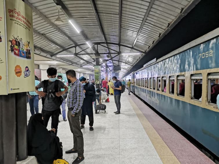 Indian Railways going to launch new passengers service contracts in trains to rectify travelers issue Railway: नई पॉलिसी लागू करने जा रहा भारतीय रेलवे, ट्रेनों में होगी सफाई, गंदे कंबल-खराब खाने से मिलेगा छुटकारा