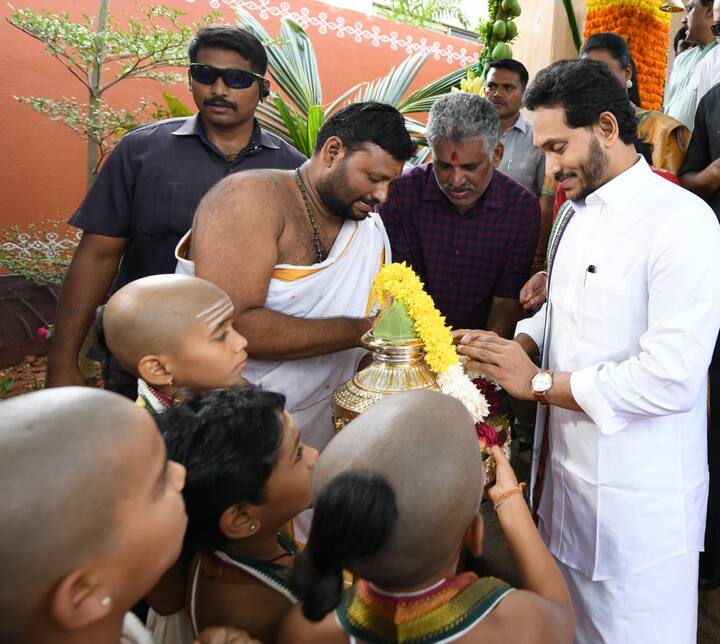 సీఎం జగన్ కు పూర్ణ కుంభ స్వాగతం