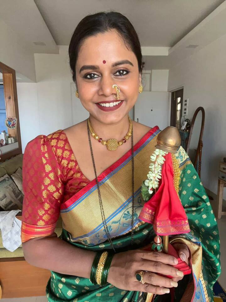 हेमांगी कवीने मराठमोळ्या लुकमधील गुढीसोबतचा फोटो सोशल मीडियावर शेअर केला आहे.