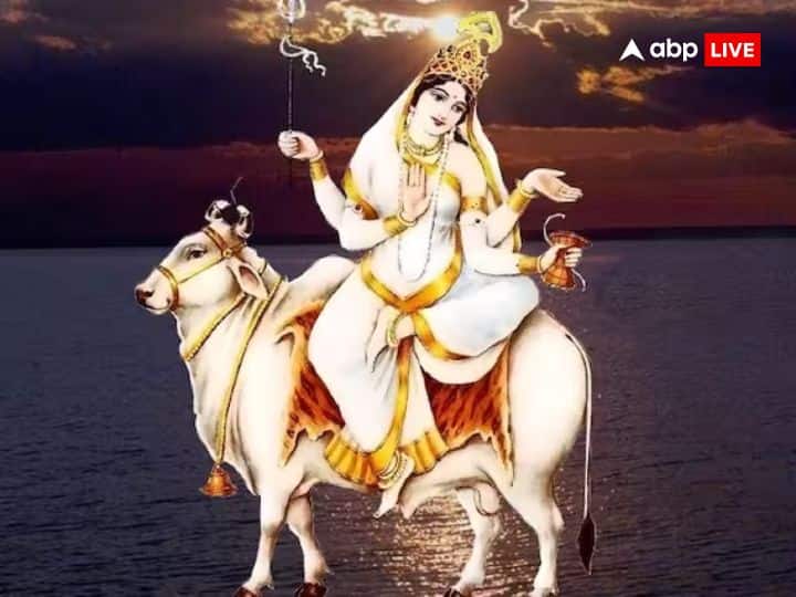 आठवां दिन- नवरात्रि के आठवें दिन मां महागौरी की पूजा की जाती है. धन लाभ और संतान सुख पाने के लिए मां महागौरी को नारियल का भोग लगाना चाहिए. इससे भौतिक सुख मिलता है.