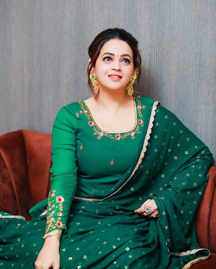 తాజాగా ఇన్స్టాగ్రామ్లో పోస్ట్ చేసిన ఫొటోల్లో అందంగా మెరిసిపోతోంది. Photo Credit: Bhavana🧚🏻♀️Mrs.June6/Instagram