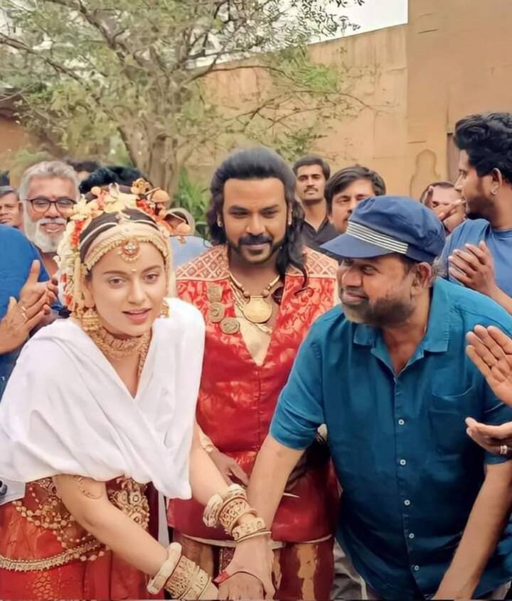 அந்த புகைப்படத்தில் இருக்கும் ராகவா மற்றும் கங்கனா, வேட்டையன் மற்றும் சந்திரமுகி கதாபாத்திரங்களில் நடிப்பதாக பலரும் கருத்துகளை தெரிவித்து வருகின்றனர்.