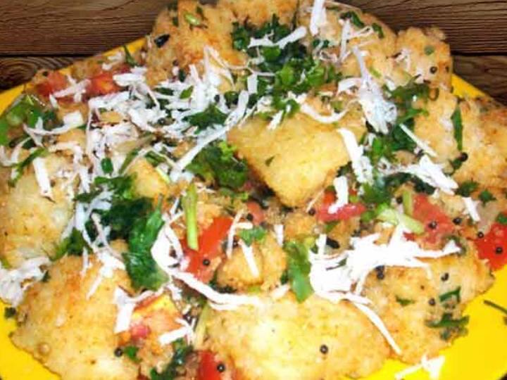 इडली चाट एक लाजवाब डिश है जिसे आप घर पर आसानी से अपने चाहने वालों के लिए बना सकते हैं. इसके अलावा, अगर सादी इडली आपको बोर करती है तो आप डिश में तड़का जरूर डाल सकते हैं और इसे स्वादिष्ट बना सकते हैं. यह इडली के लिए एकदम सही मेकओवर है और आपको जानकर हैरानी होगी लेकिन यह स्नैक रेसिपी सिर्फ 30 मिनट में बनाई जा सकती है. यह चाट रेसिपी हल्की मसालेदार है और खाने के लिए एक स्वस्थ है.