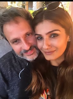 Raveena Tandon Anil Thadani Romantic Photos: रवीना टंडन की दुनिया हैं अनिल थडानी, पति के साथ कोज़ी तस्वीरें वायरल