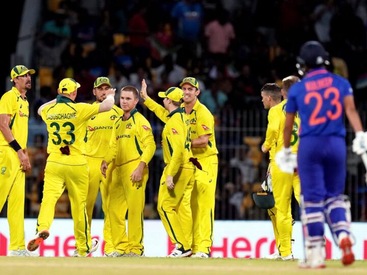 India vs Australia: ऑस्ट्रेलिया ने भारत के खिलाफ 3 मैचों की वनडे सीरीज के आखिरी मुकाबले को 21 रनों से अपने नाम करने के साथ सीरीज को भी 2-1 से जीत लिया है.