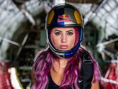 9 हजार फीट पर उड़ रहा था हवाई जहाज, ब्राजील की स्केटबोर्ड महिला चैंपियन ने लगाई छलांग, जानिए वजह