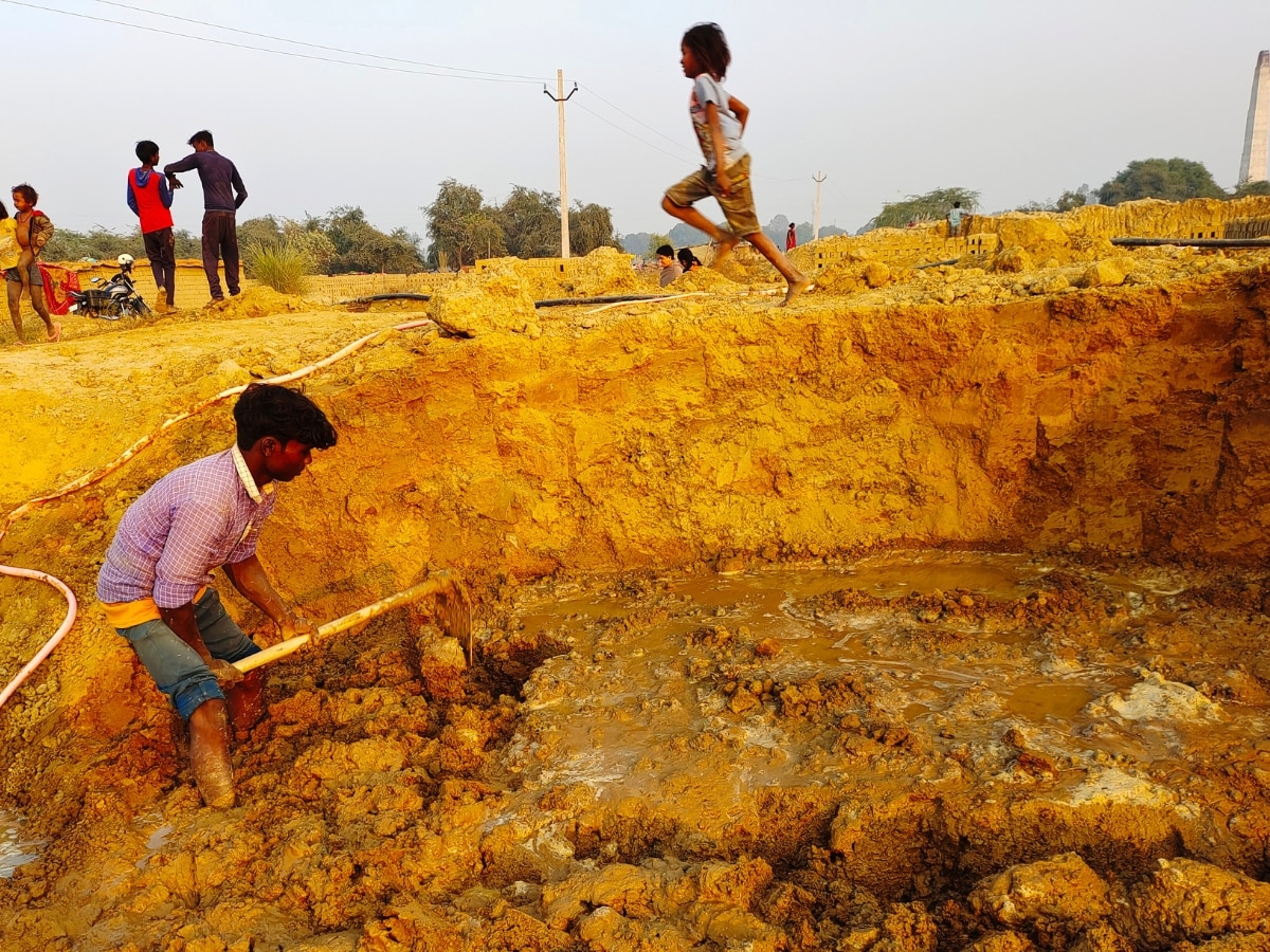 Dharminder is digging earth at a brick kiln on the outskirts of Barai village in Varanasi | Photo: Amit (DNN)