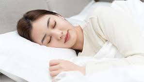 8 થી 9 કલાકની ઉંઘ લોઃ ઉંઘ આપણા શરીરના ઈમ્યુન સેલ્સના ડિસ્ટ્રીબ્યૂશનમાં મદદ કરે છે. ઉઁઘ સમયે ઈમ્યુનિટી સિસ્ટમ માટે ઈન્ફેક્શન વાળી જગ્યા શોધીને ત્યાં સેલ્સને પહોંચાડવું સરળ હોય છે. ઈમ્યુન સેલ્સ વાયરસને ખતમ કરવાનું કામ કરે છે. આ રીતે ઉંઘ શરીરની રોગ પ્રતિકારક શક્તિ વધારવામાં મદદ કરે છે.